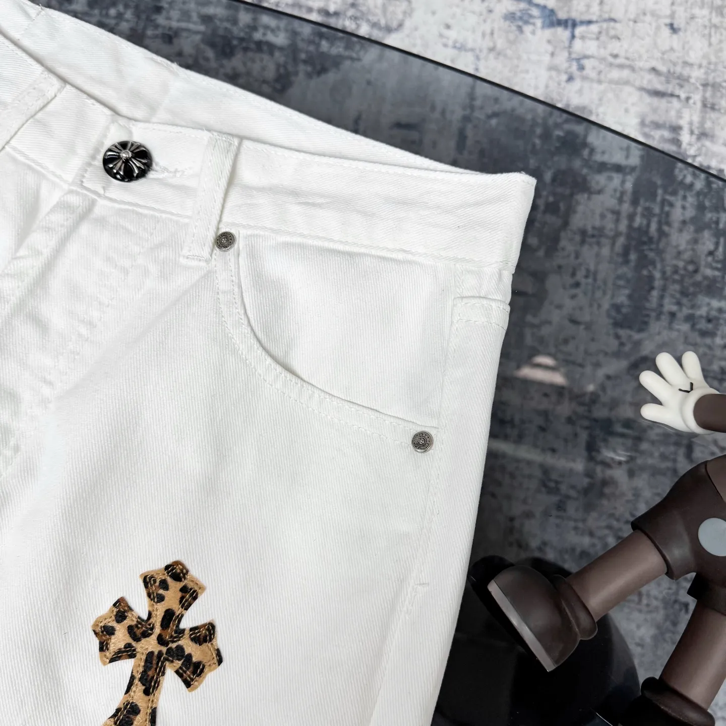 P250 Chrome Hearts Mattyboy graffiti painted leopard print horse hair cross jeans Special Italian cowhide print and cut Customized sheepskin three-layer thick thread leather The whole body is spliced in heavy water washing process Craftsmen hand-splash ink You can see the details Three-dimensional cutting version Loose and comfortable without picking up the figure Make you taller and slimmer Factory Seiko Original quality control Same style for men and women Can be matched with couples Versatile recommendation Necessary jeans for all seasons Color: White Size: 28/30/32/34 Waist: 71/76/81/86 Hips: 95/100/105/110 Pants length: 98/100/102/104